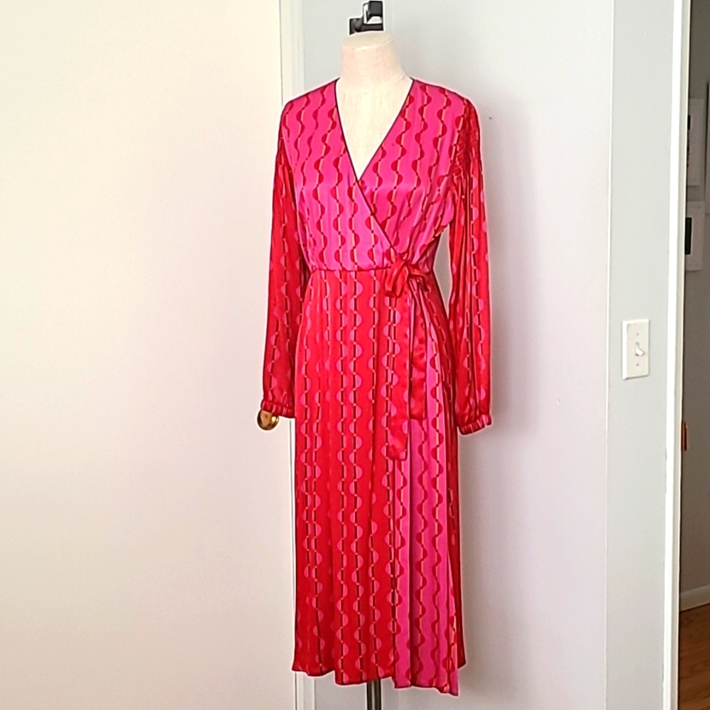 Mid-length dress w/ front tie